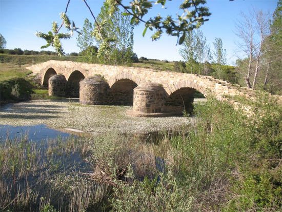 Puente romano en la Vía de la Plata, poco antes de Astorga. . Imagen de Beatriz Alvarez para Guiarte.com.