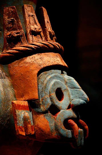 En Actecs se presentan obras como una olla policroma Tláloc , una diosa Cihuatéotl de piedra, y una máscara cráneo con pedernal, concha y pirita. Héctor Montaño / INAH 