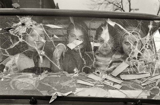 Niñas tras el cristal de un coche, de Gervasio Sánchez. Bosnia, 1994.