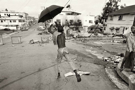 Jugando con paraguas, de Gervasio Sánchez. Sierra Leona, 1996