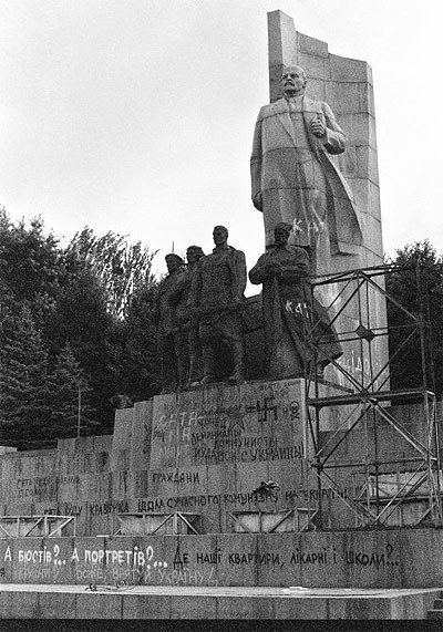 Ucrania, 1991. Las inscripciones en el monumento rezan: Fin del leninismo y ¿Dónde están nuestras viviendas, hospitales y escuelas?