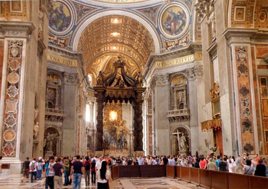 Viajeros en el interior de la Basílica de San Pedro en Roma. Imagen de Jose Manuel Fernandez Miranda/Guiarte.com