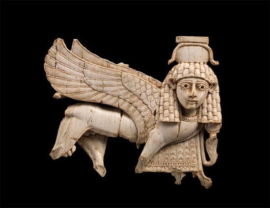 Placa con una esfinge. Marfil. excavaciones de Nimrud (antigua Kalhu). Período Neo-Asirio, siglo noveno-octavo a.C. The Metropolitan Museum of Art, Rogers Fund, 1964. Imagen: © The Metropolitan Museum