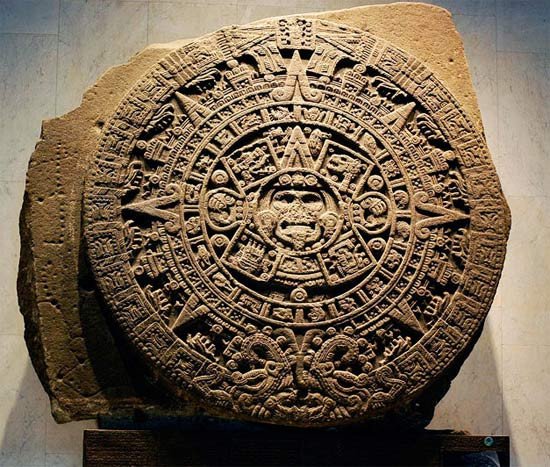 la Piedra del Sol, que mide 3.60 metros de diámetro y pesa 24 toneladas, y diversos monolitos han sido sometidos a una limpieza, en el 50 aniversario del Museo de Antropología. Imagen Laboratorio de C