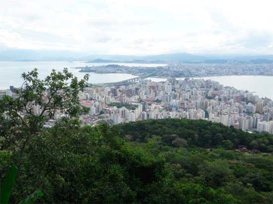 La isla de Santa Catarina se une al continente, en Florianópolis, a través de tres puentes. Guiarte.com