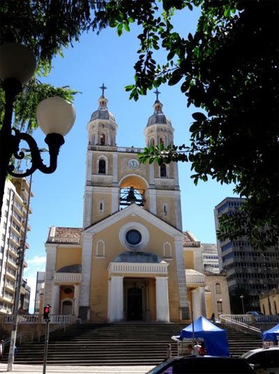 Catedral de Florianópolis, la gran ciudad de la isla de Santa Catalina. Guiarte.com