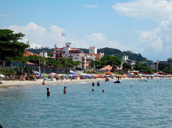 Pueblos como Canasvieiras, a 30 kilómetros de la ciudad de Florianópolis, tienen entidad y vida activa propia. Guiarte.com