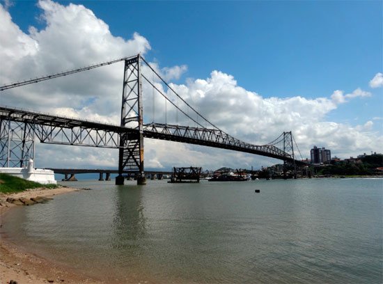 El puente Hercilio Luz, el primero que unió la isla de Santa Catarina y el continente. Guiarte.com