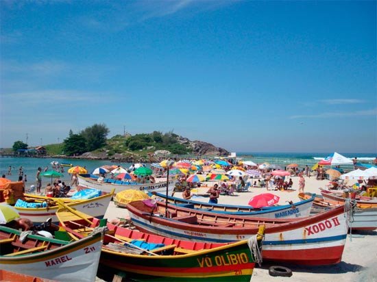 Bañistas y barcos de pesca en Armaçao. Guiarte.com