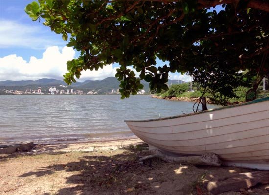 Los avances de las urbanizaciones hacia el norte y al sur, han dejado a la ciudad de Florianópolis sin espacios de playa. Guiarte.com