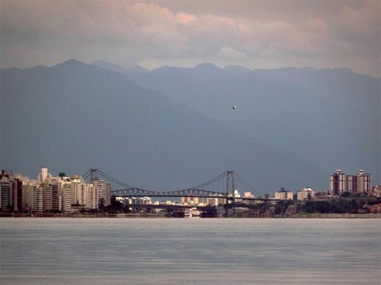 Desde la playa de Cacupé se divisan los puentes que unen la isla de Santa Catarina y el continente. Guiarte.com