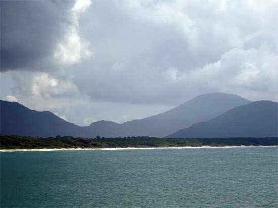 La interminable playa de Moçambique, la más grande de la isla de Santa Catarina. Guiarte.com
