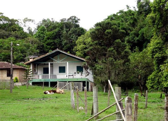 Ratones tiene un aire marcadamente rural. Desde Allí hay un bello sendero hasta Costa da Lagoa. Guiarte.com