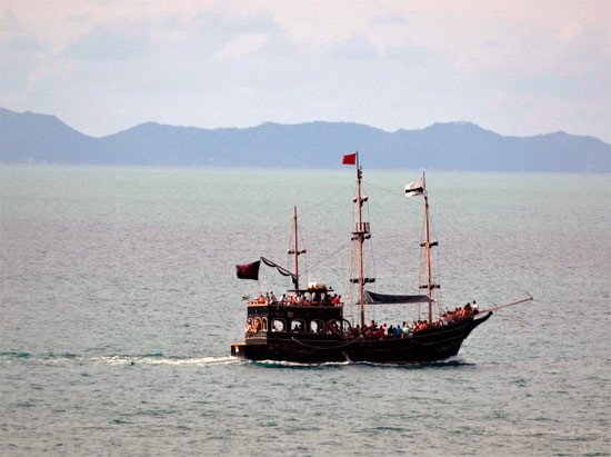 Barco &#8220;pirata&#8221;, con turistas,  por el norte de la isla de Santa Catarina. Guiarte.com
