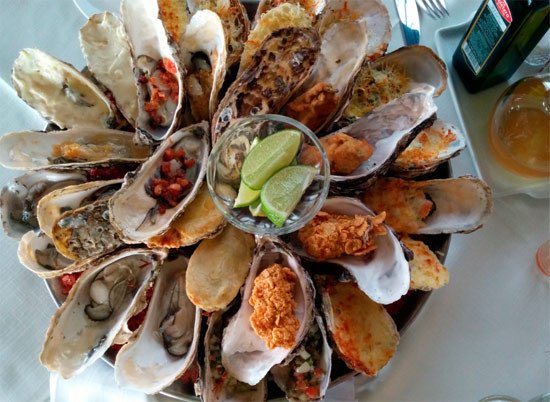 Una "sequência de ostras", en Porto do Contrato, Ribeirao da ilha.