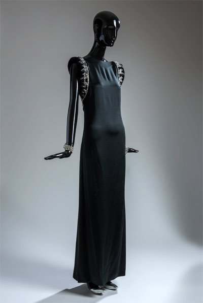 Vestido tubo de noche de satén negro con bordados de pequeños diamantes y espejos sobre terciopelo. Hubert de Givenchy
