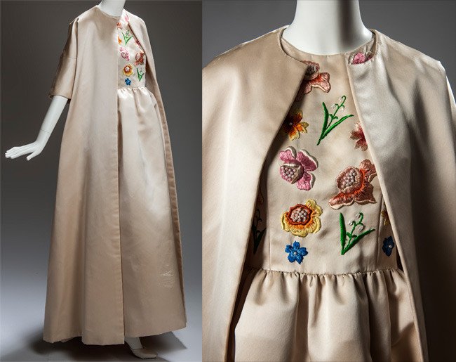 Vestido y abrigo de noche largo. Satén en color crudo y bordados de flores. Llevado por Jackie Kennedy en 1961. Hubert de Givenchy