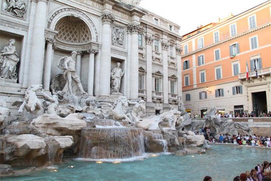 Para escapadas cortas los viajeros optan por moverse por Europa. Fontana de Trevi en Roma. Foto Pilar Alcaide. Guiarte Copyright.