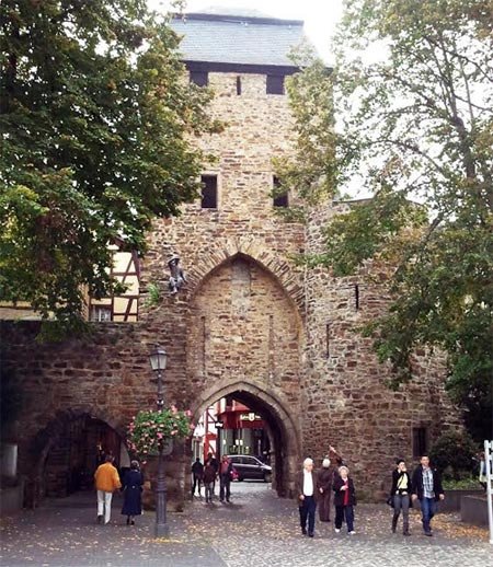 Ahrweiler: una de las puertas del recinto amurallado de la pequeña ciudad del valle del Ahr. Imagen de Guiarte.com