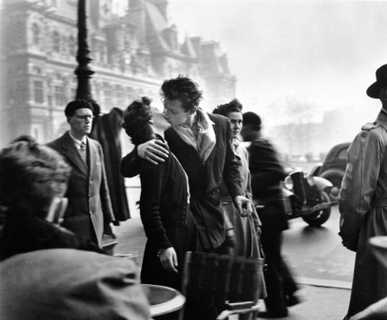 Le baiser de l&#180;Hôtel de Ville (El beso del ayuntamiento), 1950. © Atelier Robert Doisneau