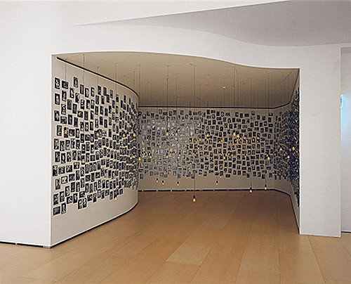 Christian Boltanski Humanos (Humans), 1994 Fotografías y luces Dimensiones totales variables Guggenheim Bilbao Museoa
