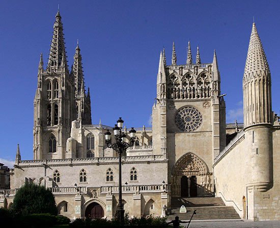 La Catedral de Burgos por su fachada sur, con la portada del Sarmental, que representa a Cristo Majestad acompañado de los evangelistas. Foto Burgos.es