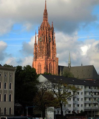 La catedral imperial de Fráncfort emerge sobre el casco viejo, con su impotente torre.  Imagen de Guiarte.com