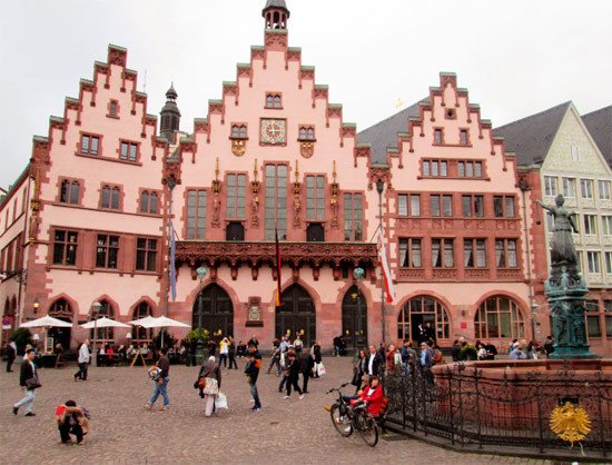 El ayuntamiento  de Fráncfort &#8211;el Rathaus Römer- data del siglo XV. Imagen de Guiarte.com