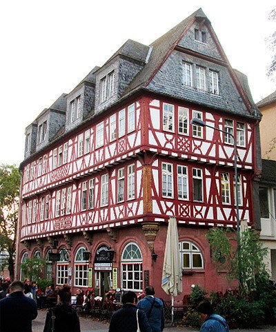 La Casa  Wertheim, Una de las pocas edificaciones de entramados de madera salvadas en la II Guerra Mundial. Imagen de Guiarte.com