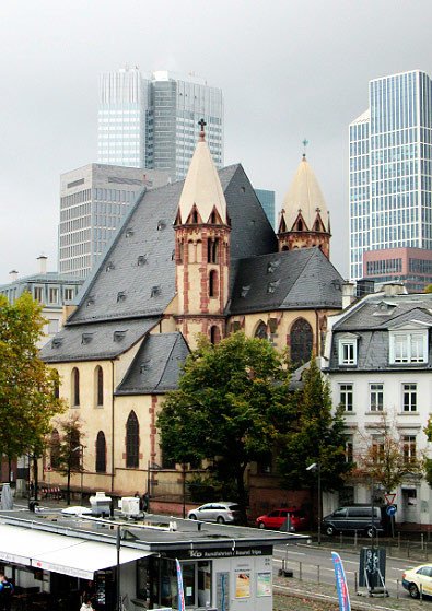 La iglesia de San Leonardo destaca sobre el fondo de rascacielos geométricos de Fráncfort. Imagen de Guiarte.com