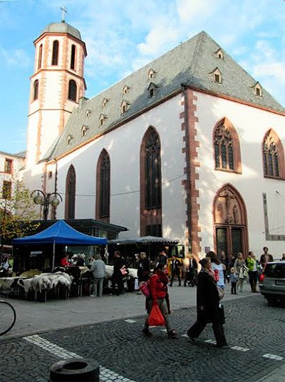 La Liebfrauenkirche,  originaria del siglo XIV, con grandes ventanas góticas. Imagen de Guiarte.com