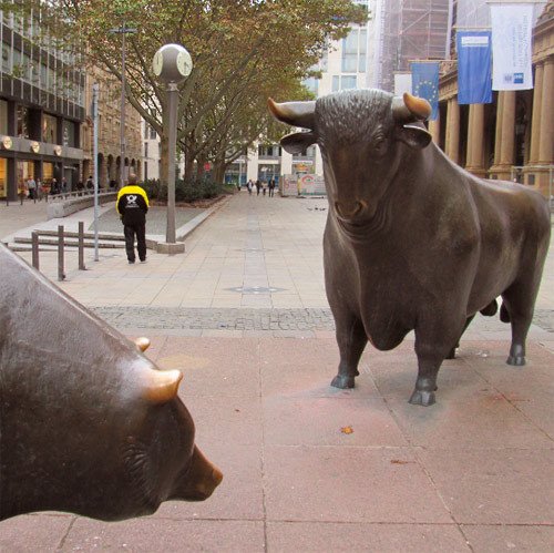 Las dos populares esculturas que simbolizan la bolsa de Fráncfort,  el toro y el oso. Imagen de Guiarte.com