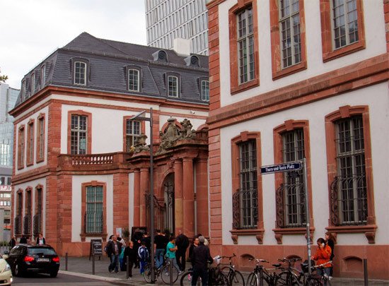 Entrada al palacio de Thurn und Taxis, en Fráncfort. Imagen de Guiarte.com