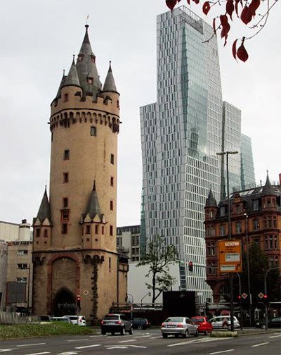 La Eschenheimer Turm, o Torre de Eschenheim, la única que queda en pie del conjunto fortificado de la urbe. Imagen de Guiarte.com