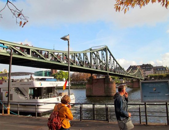 El popular Eiserne Steg, Puente de Hierro, monumento entrañable para los ciudadanos de Fráncfort. Imagen de Guiarte.com