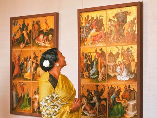 Mujer india contempla pinturas religiosas medievales en el Städel, Imagen de &#8232;Deutsche Zentrale für Tourismus