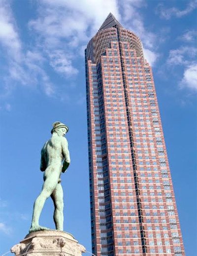 La Messeturm, y escultura de Hermes. Deutsche Zentrale für Tourismus. Tim Krieger