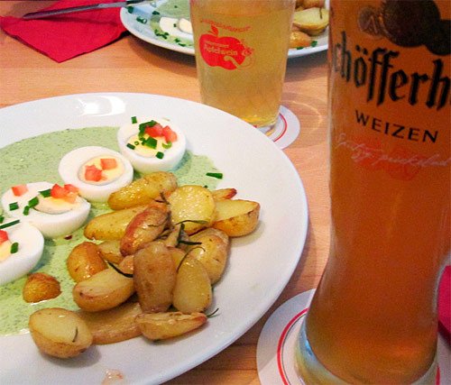Imagen habitual en una taberna de Fráncfort: Frankfurter Grüne Soße mit Kartoffeln und Eiern, cerveza y el popular appelwoi (vino de manzana o sidra) . Imagen de Guiarte.com
