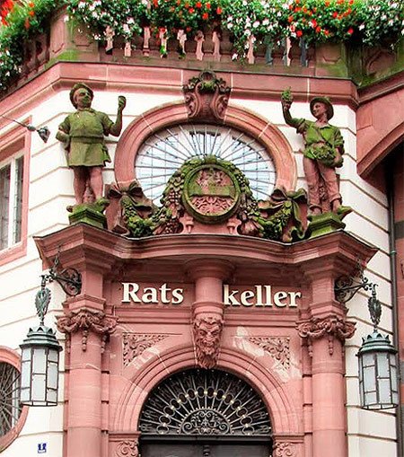 Bella entrada de la Rastskeller, bodega de los bajos de la Rahhaus de Fráncfort, frente a la iglesia de San Pablo.