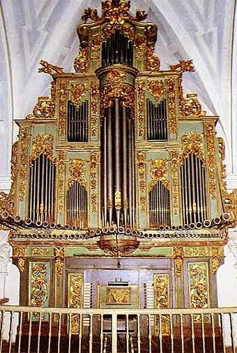 El órgano realizado por Pedro Liborna Echevarría, en Santa Marina la Real, León. 