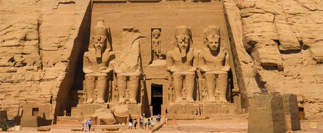 El más famoso de los templos de Abu Simbel está dedicado a Ramsés II, y el más pequeño a su esposa favorita, Nefertari. Foto Turismo de Egipto