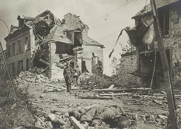 Section photographique des armées SPA. Una calle bombardeada en Fismes (Marne). 1918