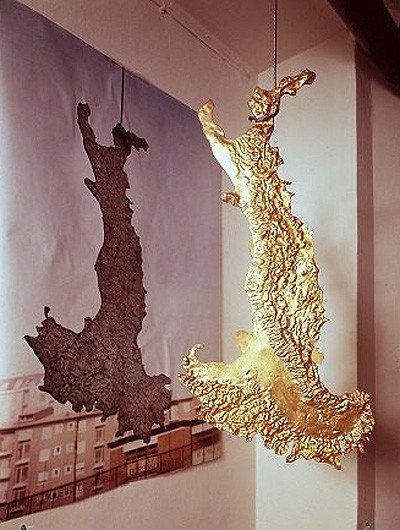 Luciano Fabro. Italia d&#8217;oro 1971 e manifesto mostra gall. De Nieubourg 1969. © Silvia Fabro (Archivio Luciano e Carla Fabro) ph Giancarlo Baghetti, 1973