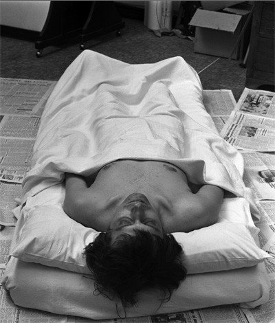 Luciano Fabro. Lo spirato, Luciano Fabro en el Studio Ricci, 1973