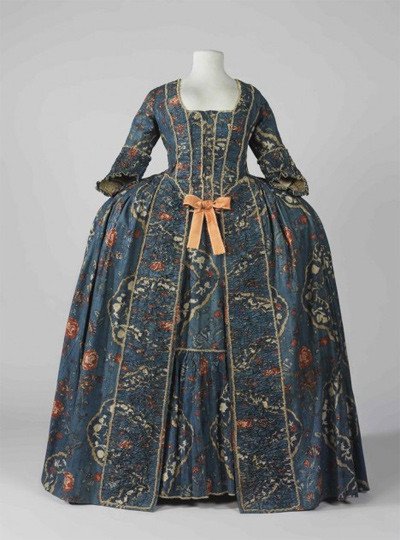Telas, vestidos, encajes, bordados y complementos se muestran en la exposición El cuerpo vestido. Siluetas y moda (1550&#8211;2015).