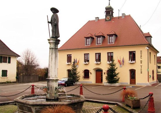 El edificio de la alcaldía de Blotzheim. Imagen de Guiarte.com.
