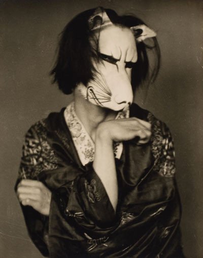 Michio Ito con máscara de zorro diseñada por Edmund Dulac. 1915. Alvin Langdon Coburn