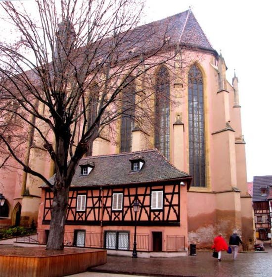 El poderoso templo gótico de San Mateo, en Colmar, emerge sobre las bellas edificaciones del entorno. Imagen de Guiarte.com
