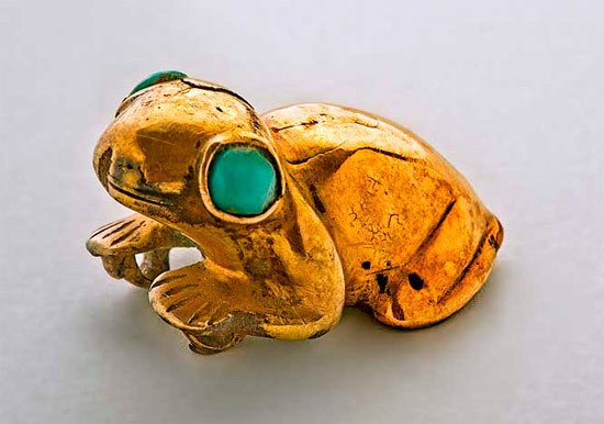 Rana de oro con ojos de turquesa. Chichén Itzá. Foto Roberto Velasco INAH