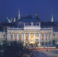 El Burgtheater  al anochecer ©...